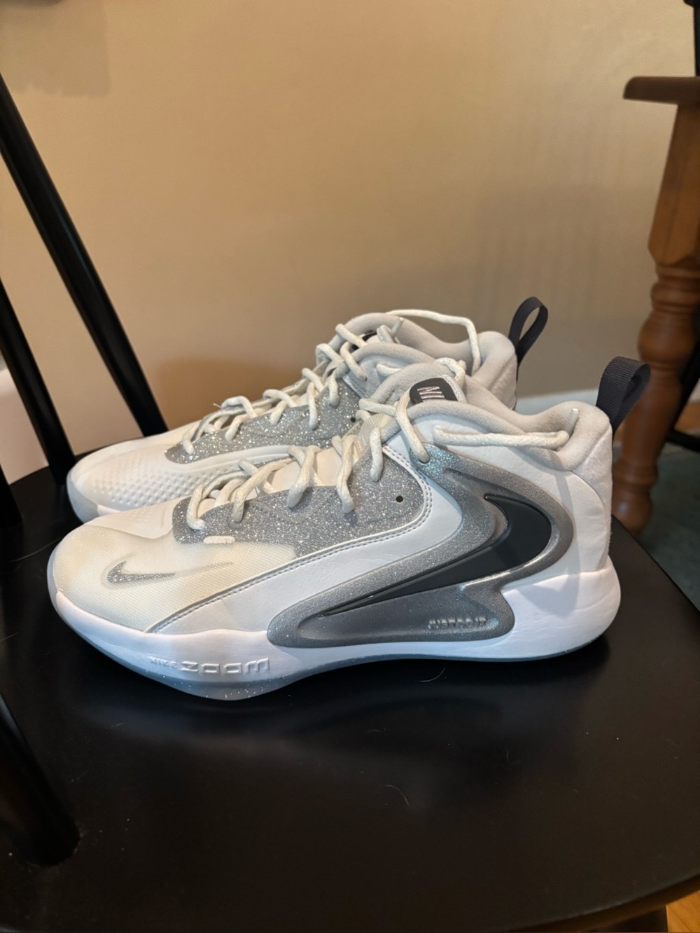 NIKE women’s volleyball/basketball shoes